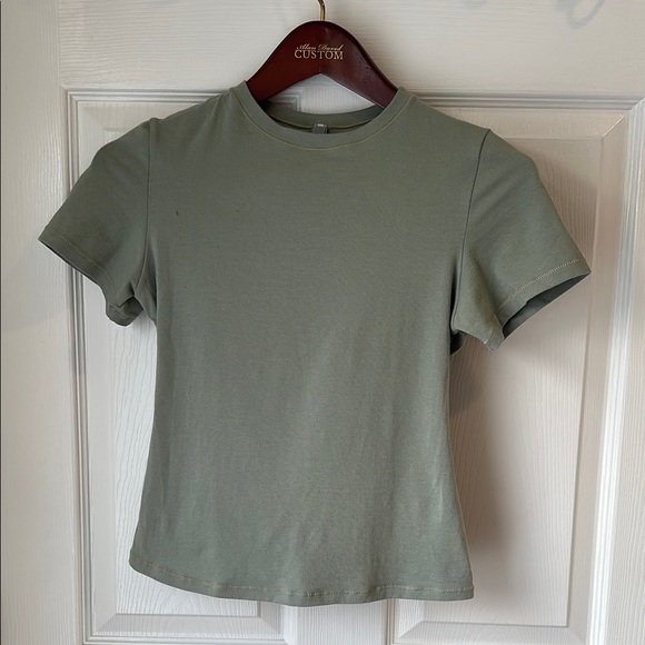 SKIMS Green Fitted Short Sleeve Tee - Picture 1 of 3
